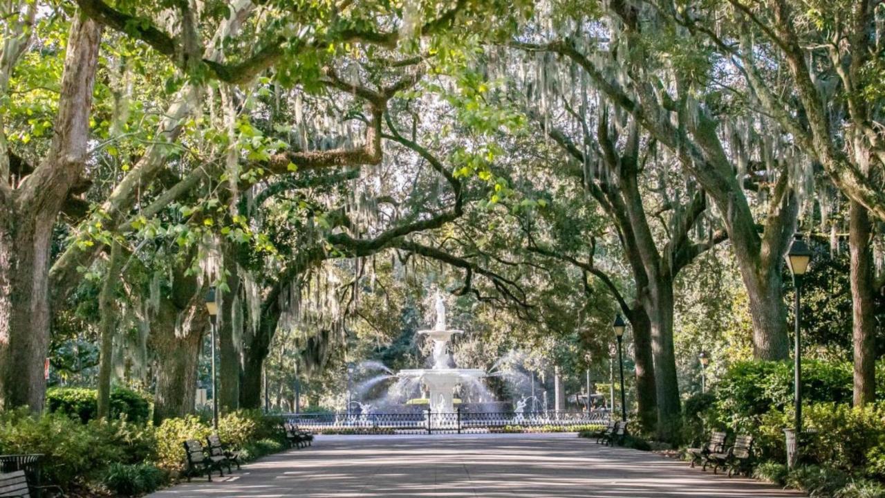 Walk Score 90!!-Historic Downtown District-2 Blocks To Famous Forsyth Park- Huge Private Patio-Private Parking Савана Екстериор снимка
